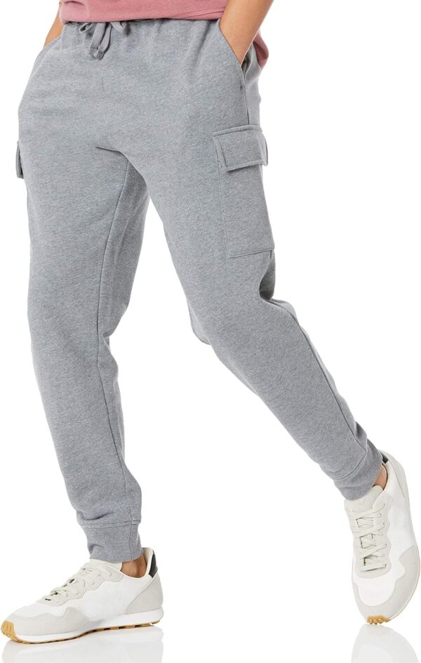 Amazon Essentials Men's Cargo Fleece Jogger Sweatpant with Relaxed Fit